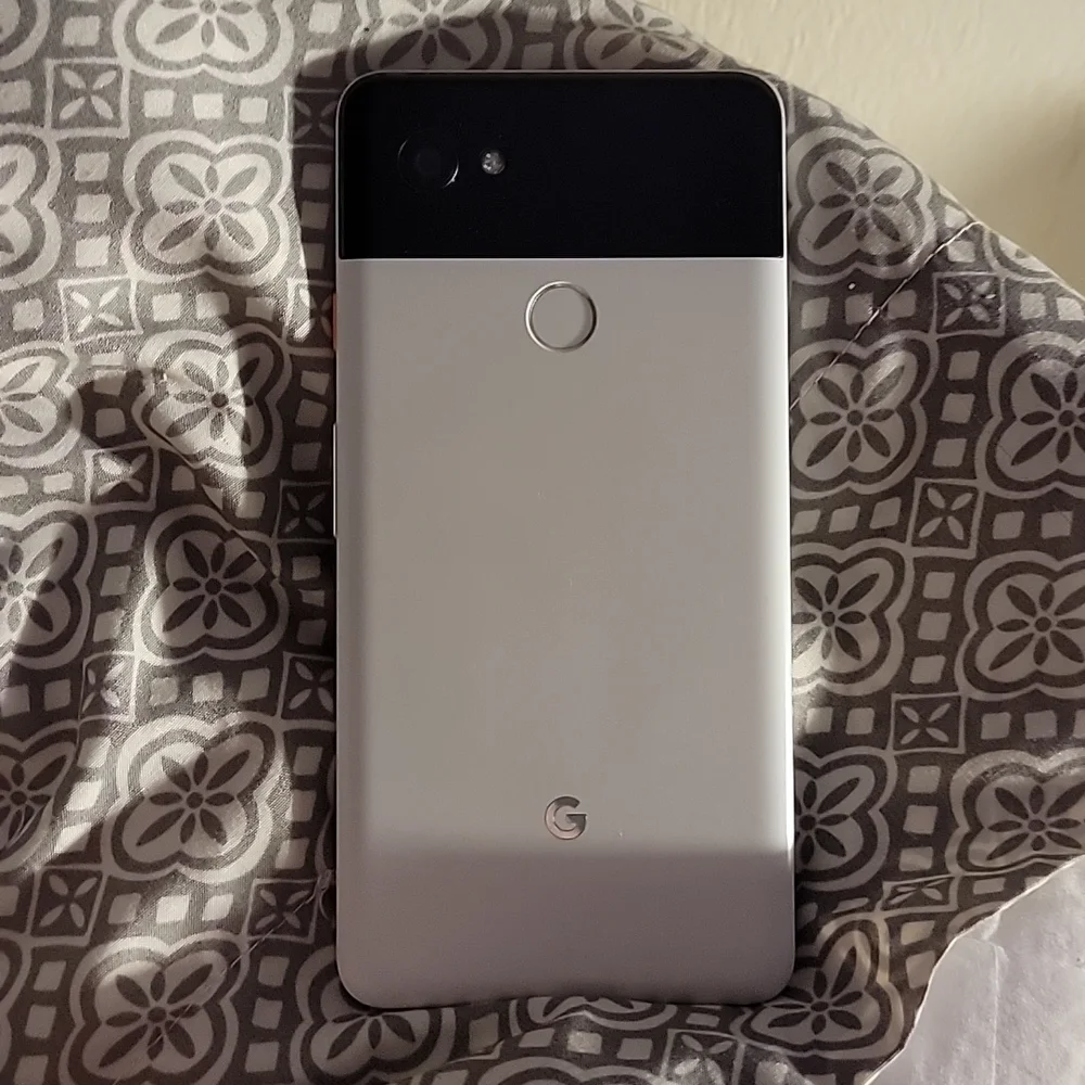 Galaxy Pixel 2 XL excellent condition with case - Unlocked